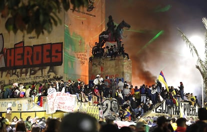 Protesters surrounding the Monumento de los Héroes in Bogotá.