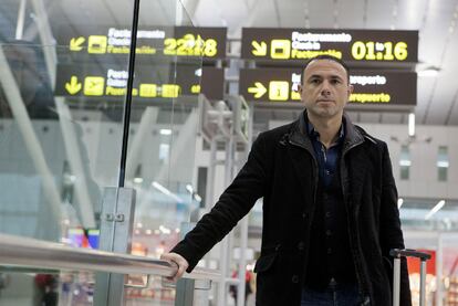 El ojeador del Arsenal Francis Cajigao, en el aeropuerto de Lavacolla.