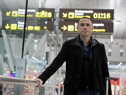 El ojeador del Arsenal Francis Cajigao, en el aeropuerto de Lavacolla.