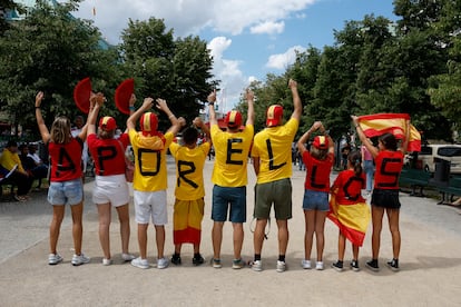 Aficionados españoles pasean este domingo por Berlín (Alemania), horas antes de la final de la Eurocopa.
