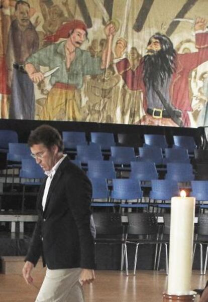 Feijóo en la capilla ardiente de Avelino Pousa Antelo