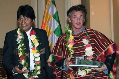 Sean Penn recibe una copia del Diario del Che de manos del presidente boliviano Evo Morales.