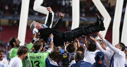 Los jugadores del Real Madrid mantean a su entreandor Carlo Ancelotti tras conseguir su 10&ordf; Copa de Europa.