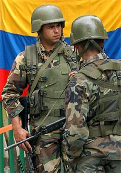 Unos soldados venezolanos montan guardia en un centro de recolección de firmas en Caracas.