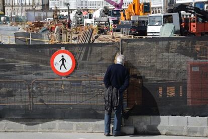 Obras en la fachada coruñesa de La Marina, en las que el alcalde ha autorizado los trabajos nocturnos.