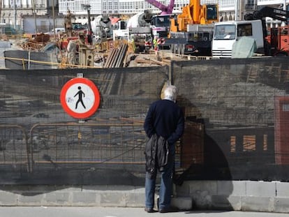 Obras en la fachada coruñesa de La Marina, en las que el alcalde ha autorizado los trabajos nocturnos.