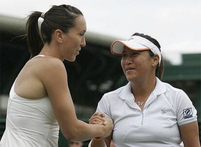 Jankovic y Tanasugarn se saludan al terminar el partido