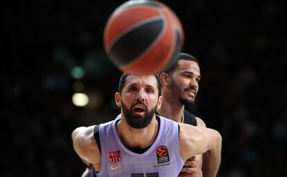 Mirotic observa el balón mientras contiene a Weiler-Babb. Getty