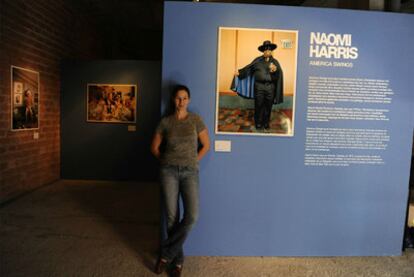 Naomi Harris posa ante varias de las fotografías de su serie <i>America Swings</i> <b>expuestas en Getxo.</b>