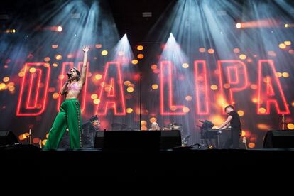 La cantante británica Dua Lipa durante su actuación en el 2º día del Festival de Glastonbury, el 23 de junio de 2017.