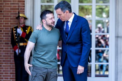 El presidente del Gobierno, Pedro Sánchez, recibe al presidente de Ucrania, Volodímir Zelenski, en el palacio de La Moncloa