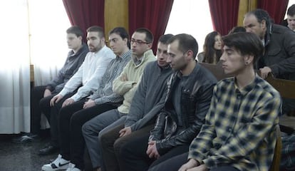 Los siete acusados inicialmente, durante el juicio