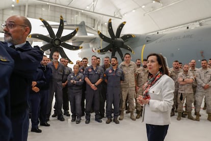 La ministra de Defensa, Margarita Robles, visita a los componentes del Ala 31 y el Escuadrón de Apoyo al Despliegue Aéreo (EADA) en la Base Aérea de Zaragoza, este viernes.