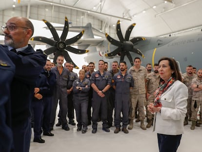 La ministra de Defensa, Margarita Robles, visita a los componentes del Ala 31 y el Escuadrón de Apoyo al Despliegue Aéreo (EADA) en la Base Aérea de Zaragoza, este viernes.