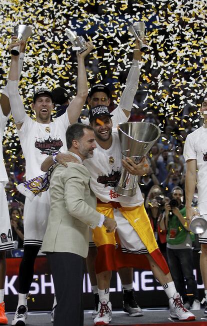 El Rey Felipe VI entrega la copa al capitán de Real Madrid , Felipe Reyes