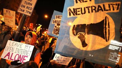 Protestas en Washington contra el fin de la neutralidad en la red.