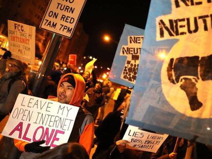Protestas en Washington contra el fin de la neutralidad en la red.