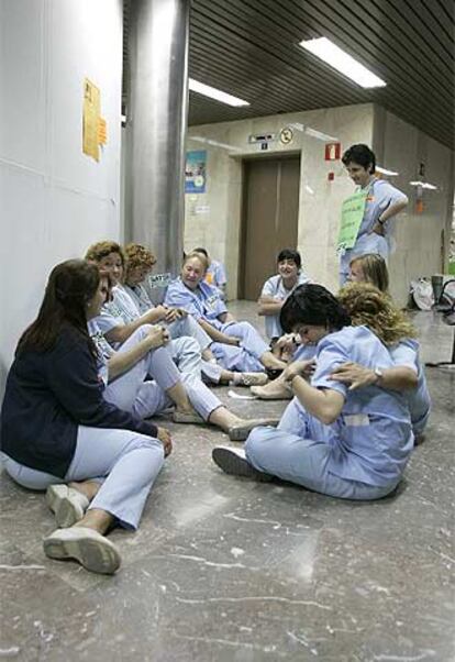 Trabajadoras de Osakidetza durante el encierro que mantuvieron en la mañana del pasado jueves en el hospital vitoriano de Txagorritxu.