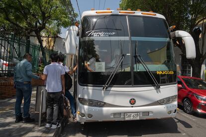 Los estudiantes son trasladados en un transporte escolar adaptado para ser llevados a los hoteles donde se albergan con sus familias.