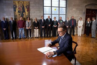 Mas firma el decreto de convocatoria de la consulta independentista del 9-N en presencia de sus consejeros.