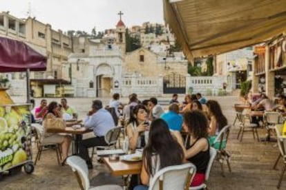 Terraza de un restaurante de Nazaret, ante la iglesia ortodoxa de San Gabriel.