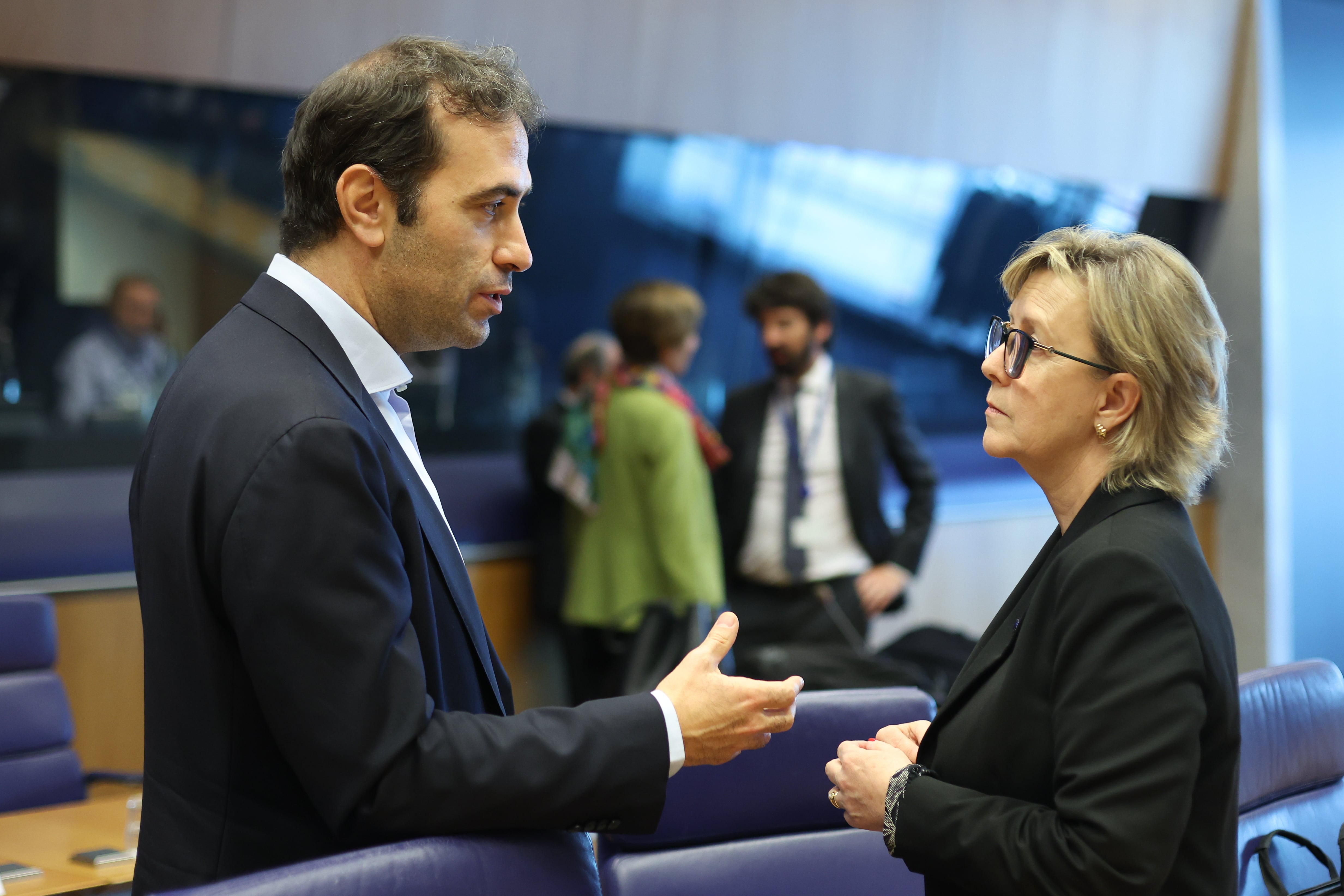 El ministro de Economía español, Carlos Cuerpo, habla con la comisaria de Servicios Financieros, Maria Luís Albuquerque, este viernes en Luxemburgo. 