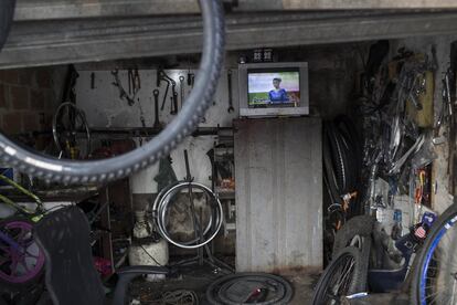 Una televisión en el interior de un taller de reparación de bicicletas muestra la retransmisión en directo de la brasileña Jade Barbosa durante jornada de gimnasia.
