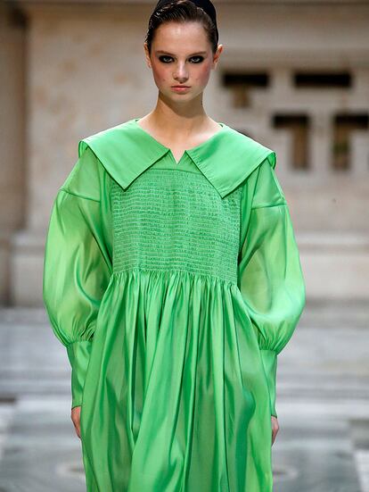 Vestido verde con nido de abeja de Molly Goddard.