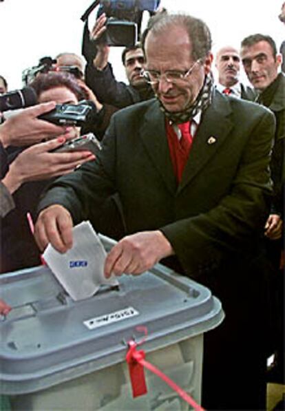 Ibrahim Rugova vota en un colegio electoral de Pristina.