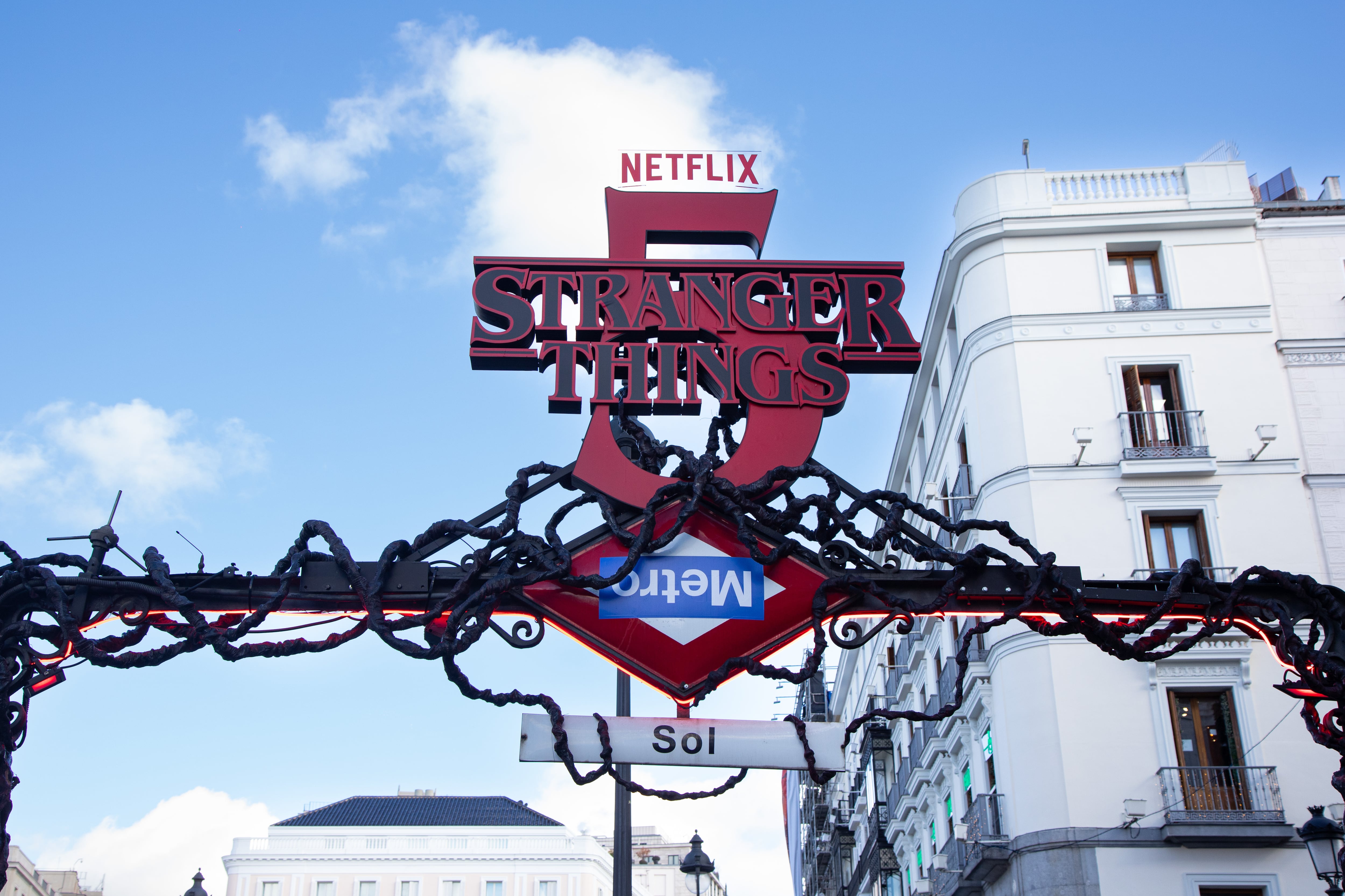 Decorado de 'Stranger Things' en la boca de metro de Sol, en Madrid, el 5 de diciembre de 2025.