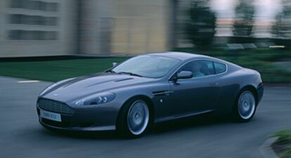 El frontal alargado, la cintura lateral alta con el techo bajo y, sobre todo, los trazos suaves sin aristas que recorren la carrocería definen la elegancia deportiva de Aston Martin.