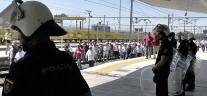 Ex trabajadores de Santana, durante su ocupaci&oacute;n de la v&iacute;a f&eacute;rrea en la Estaci&oacute;n de Linares-Baeza.