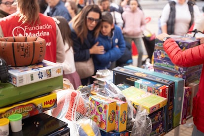 Reparto de regalos de los Reyes Magos a los niños afectados por la dana, en la Parroquia San Ramón Nonato, de Paiporta (Valencia).