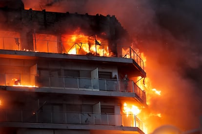 Dos personas aguardan en el balcón para ser rescatadas durante el incendio.