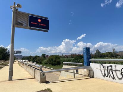 El Parc Fluvial del Besòs, cerrado por el vertido tóxico a raíz del incendio de Polinyà (Barcelona).