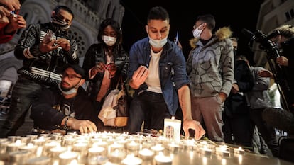 Pessoas acendem velas do lado de fora da Basílica de Notre-Dame de l'Assomption, em Nice, em homenagem às três vítimas do atentado.