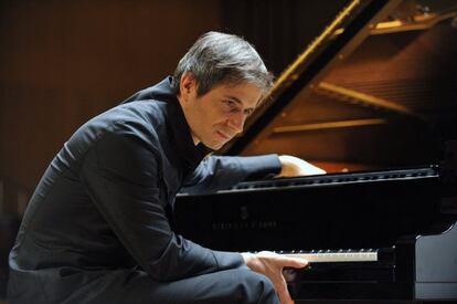 
Piotr Anderszewski aparece el próximo martes 7 en el ciclo Grandes Intérpretes de Scherzo (Auditorio Nacional) con tres de sus especialidades: Bach, Mozart y Chopin. Del barroco al romanticismo, el recorrido del pianista polaco, promete en lo que es el ante último concierto del ciclo este año antes de que lo cierre Andras Schiff también este mes (día 28). Se trata de uno de los pianistas más destacados de su generación, refinado y audaz en su visión del repertorio y uno de los llamados a ser inmortalizados en los documentales de Bruno Monsaingeon, que ya filmó a Glenn Gould y Sviatoslav Richter en sus documentales. Las entradas, a partir de 25 euros con precio especial -10 euros- para los menores de 30 años. Por JESÚS RUIZ MANTILLA
