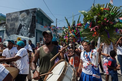 El festival de Kola San Jon es típico de las islas caboverdianas de Santo Antão, São Vicente y São Nicolau. Todos los años, en junio, los habitantes de Cova da Moura rinden homenaje a San Joao bailando y desfilando por las calles del barrio. En 2013, el festival de Kola San Jon de Cova da Moura recibió el reconocimiento de Patrimonio Cultural Inmaterial portugués.