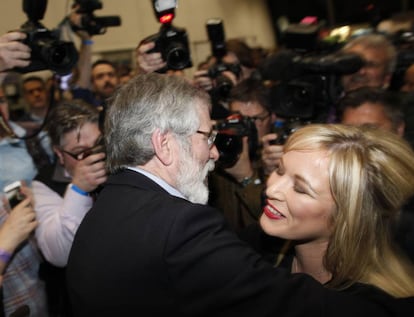 Gerry Adams, presidente del Sinn F&eacute;in, con la candidata Michelle O&#039;Neill.