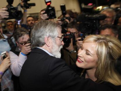 Gerry Adams, presidente del Sinn F&eacute;in, con la candidata Michelle O&#039;Neill.