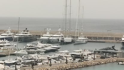 Imagen del 'Lady Anastasia', esta mañana. Es el tercer megayate por la derecha que se ve de frente, amarrado en el espigón del puerto.