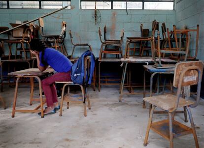 Los pequeños, sin embargo, no han dejado de acudir. En esta comunidad la escuela es mucho más que un centro lectivo. Es la plaza del pueblo. Las madres se sientan en los muros y charlan –prácticamente todas sin mascarillas– de la situación actual mientras que sus hijos juegan a la pelota en la cancha o corretean entre las aulas inusualmente silenciosas. Es el bullicio de la esperanza.