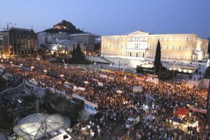 Miles de manifestantes se concentraron anoche frente al Parlamento griego en Atenas.