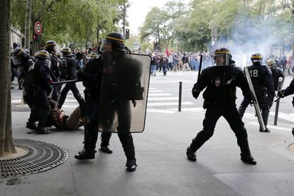 Manifestantes se enfrentan a policías antidisturbios en París durante el primer día de huelga.