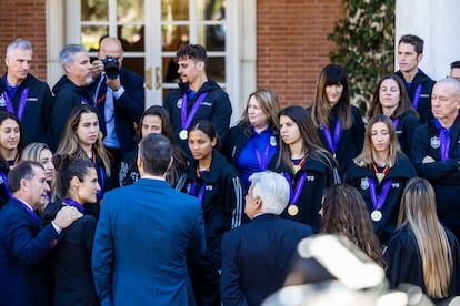 El presidente del Gobierno, Pedro Sánchez, hablaba con las jugadoras de la selección española femenina, este jueves.