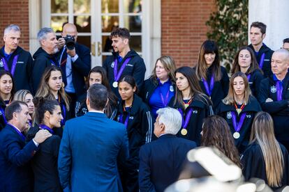 El presidente del Gobierno, Pedro Sánchez, hablaba con las jugadoras de la selección española femenina, este jueves.