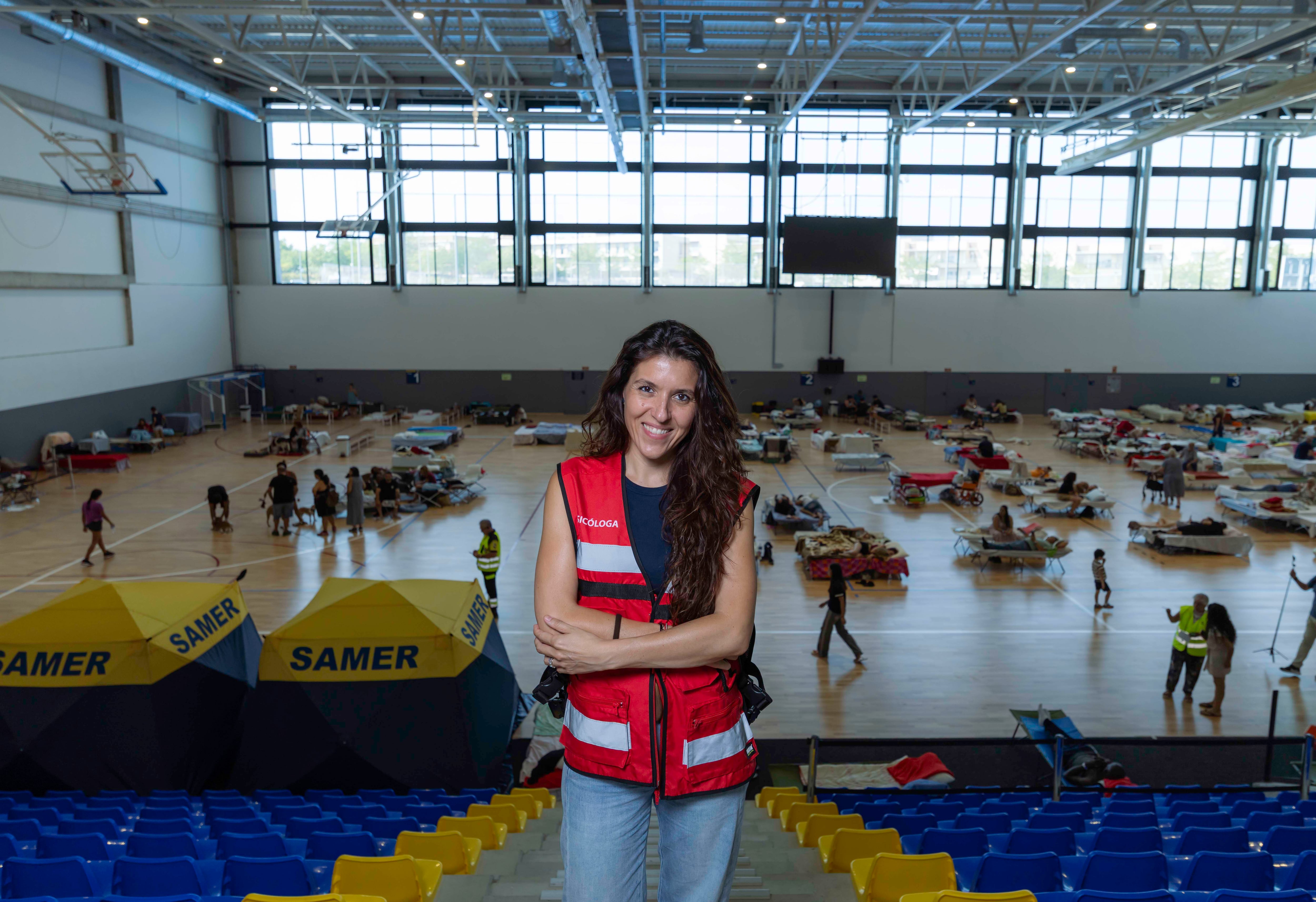La decana del Colegio Oficial de la Psicología de Madrid, Timanfaya Hernández, en el polideportivo La Marazuela de Las Rozas (Madrid), este martes.
