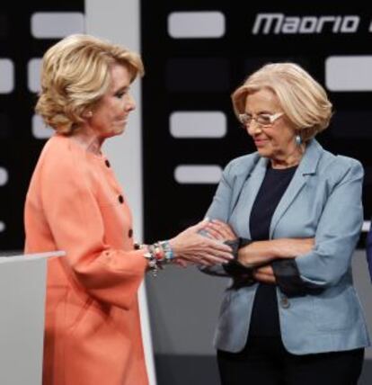 La candidata a l'alcaldia de Madrid pel PP, Esperanza Aguirre, i d'Ara Madrid, Manuela Carmena, abans del debat electoral a Telemadrid.