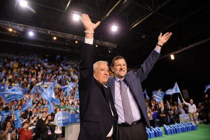 Javier Arenas y Mariano Rajoy, durante el cierre de campaña el viernes en Sevilla.