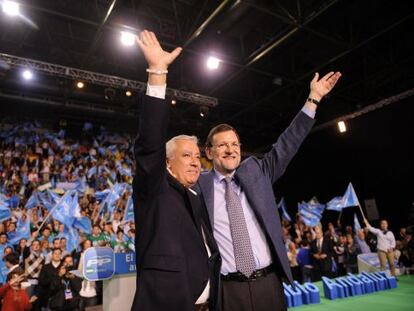 Javier Arenas y Mariano Rajoy, durante el cierre de campaña el viernes en Sevilla.